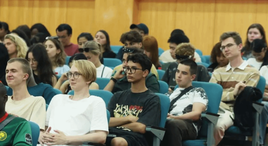 AP物理C电磁学与其他物理课程有哪些区别？适合哪些学生？